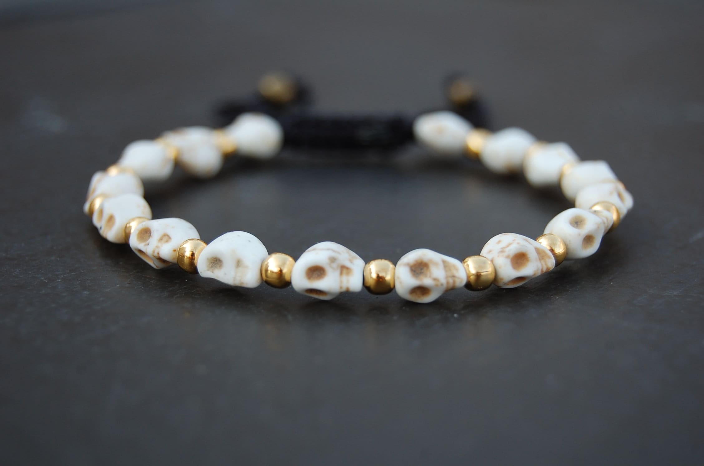 スカルブレスレット、ホワイトストーンスカルブレスレット、ゴールド