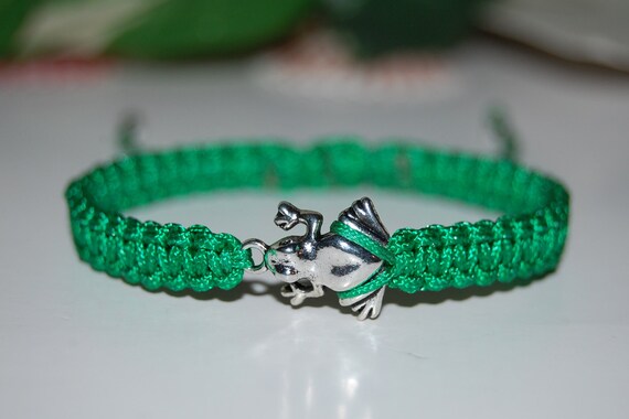 Bracelet Enfant, bijou petite grenouille, cordon à noeud