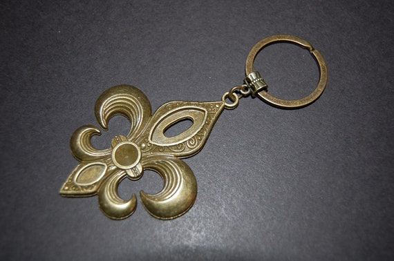 French Lily Flower Keychain,Fluer De Lis keychain,Lis Flower Initial  Keychain,Lily Keychain,Meditation,Yoga,Protection,Good Luck,Gift - Main Image