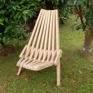 Peut inclure: Une chaise pliante en bois avec un dossier et un siège à lattes. La chaise est en bois naturel et a un design simple et rustique.