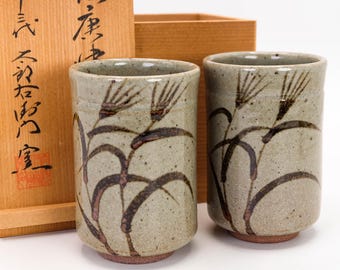 唐津焼の湯呑み：葦と松の模様が描かれた日本の陶器の湯呑 - Etsy 日本
