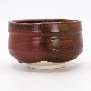 Cuenco japonés para chawan matcha, cerámica Mino Ware con esmalte rojo hierro.