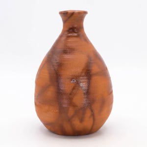 Peut inclure: Panneau en bois rustique blanc avec le mot "Welcome" écrit à la main. Le panneau présente un aspect vieilli et un élément floral décoratif. L'arrière-plan est une texture de bois floue.