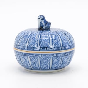 Japanese Porcelain Incense container Sometsuke Blue and White Foo dog by Kano Shoukoku Kiyomizu ware Kogou Kogo box, Nippon2You