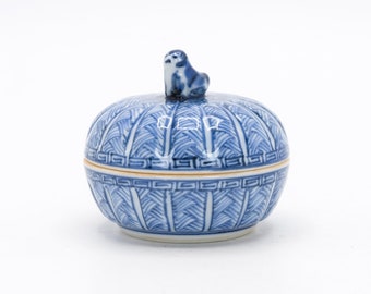 Vintage Kiyomizu Ware Incense Container: Sometsuke Foo Dog Porcelain Kogo by Kano Shoukoku