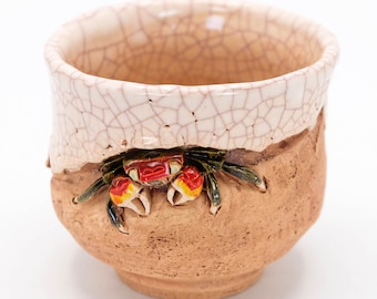 楽山焼き・湯呑み 楽山焼の湯呑：蟹のレリーフ彫刻が施された日本の陶器 - Etsy 日本