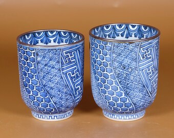 染め付けの美しい陶印いりお湯飲みです 染め付けの美しい陶印いりお湯飲みです