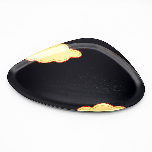 Plateau japonais en bois laqué en forme de palourde Noir Urushi Feuille d'or Conte de Genji Clouds design par Zohiko Kashi-Bon, Nippon2You