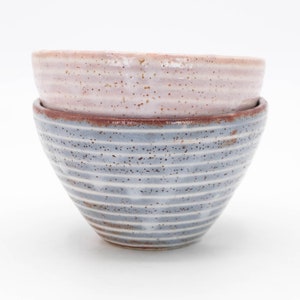 Japanese Pottery Rice bowl Pink Gray Striped design by Ando Hidetake Shino ware Meshiwan, Nippon2You