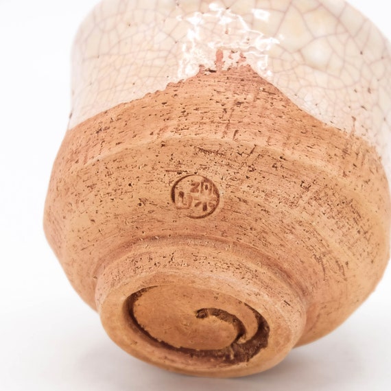 楽山焼の湯呑：蟹のレリーフ彫刻が施された日本の陶器 - Etsy 日本