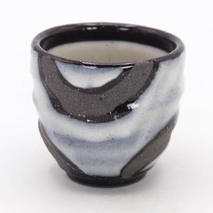 Taza de té japonesa Yunomi, cerámica con esmalte Nuka y técnica de reserva de cera, hecha a mano, 160 ml.