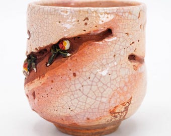 楽山焼の湯呑み：赤いカニのレリーフが施された日本の陶器 - Etsy 日本