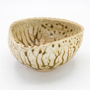 Sankaku-gata Chawan Japanese Tea bowl Triangular shape Ash Dripping glaze Seto ware, Nippon2You