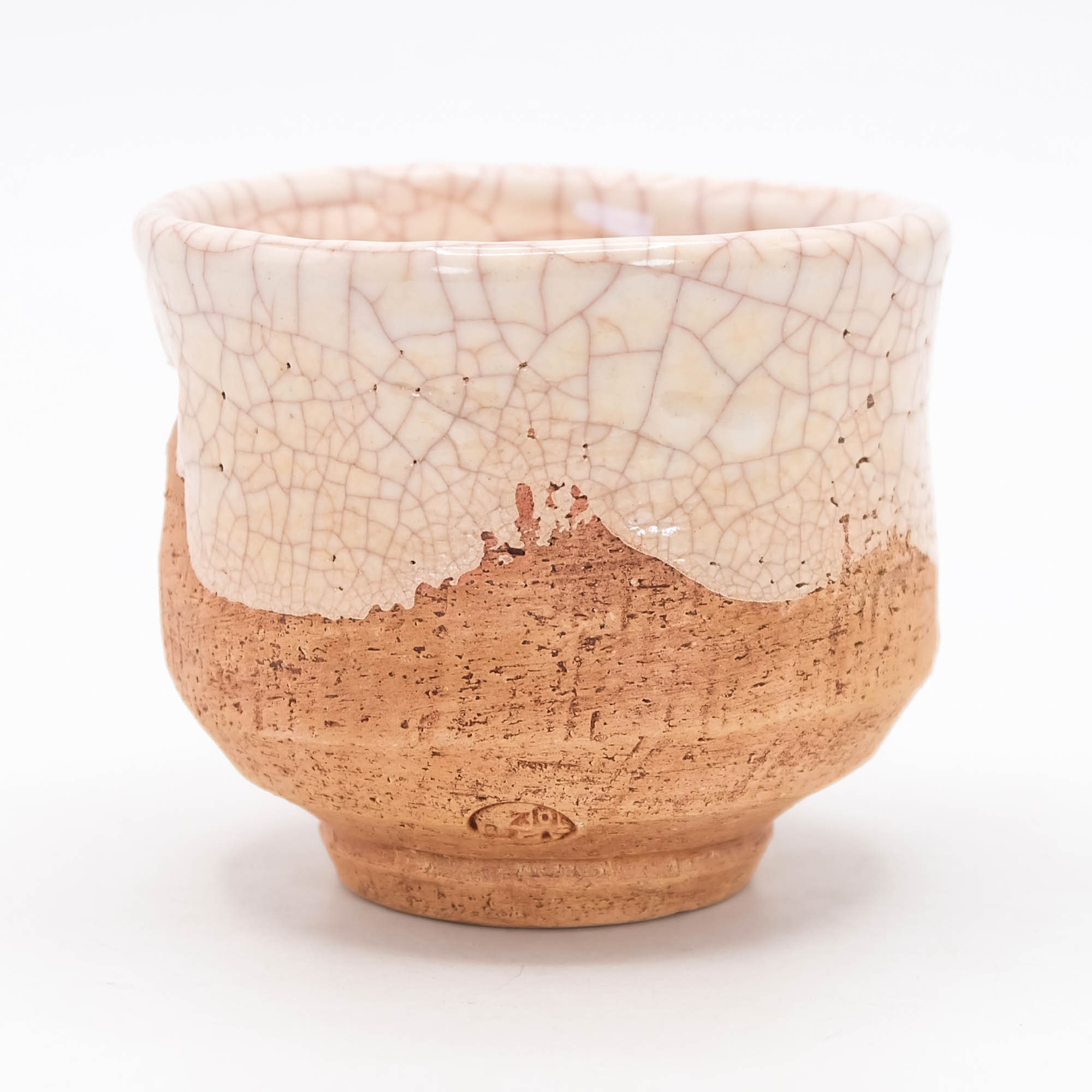 s189 楽山焼 湯呑み 楽山焼の湯呑：蟹のレリーフ彫刻が施された