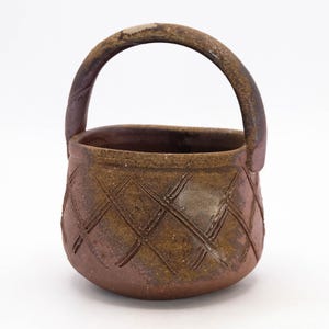 Jarrón de cerámica vintage Bizen Ware cocido en horno de leña, forma de cesta, esmalte Goma, Konishi Toko