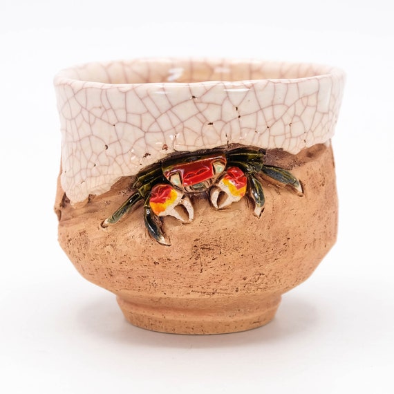 楽山焼の湯呑：蟹のレリーフ彫刻が施された日本の陶器 - Etsy 日本