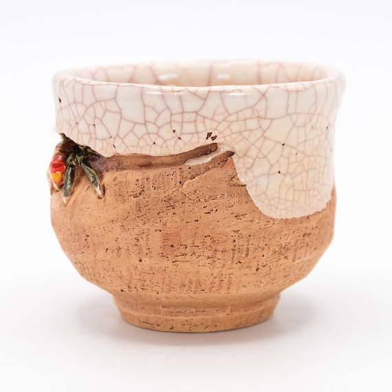 楽山焼の湯呑：蟹のレリーフ彫刻が施された日本の陶器 - Etsy 日本