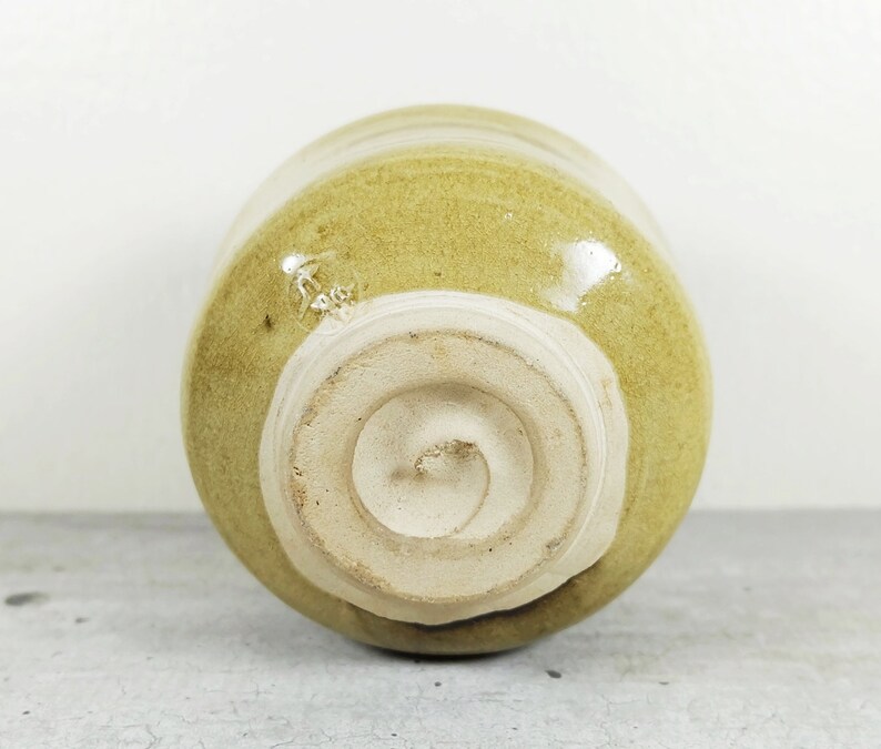 Hand-shaped Pottery Matcha bowl Green tea Chanoyu Tea ceremony Raku-yaki CHAWAN Tea bowl Nippon2You Yellow glaze