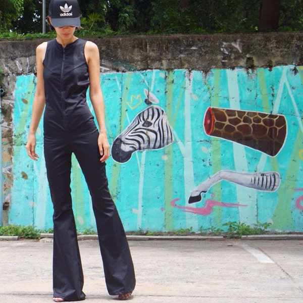 Macacão preto de elastano – estilo anos 70, boca de sino, costas abertas