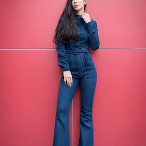 Damen Denim Passendes Set / Hohe Taille Bell Bottom Jeans / Stehkragen Denim Knöpfe Hemd / Abnehmbarer Jeans Gürtel.