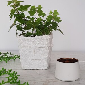 Vaso di cartapesta con volto artistico, ciotola decorativa, vaso di carta quadrato, cubo geometrico, vaso di carta riciclata, decorazione fatta a mano, decorazione minimalista