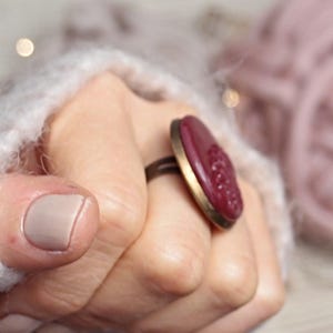 Anello regolabile stile vintage decorato con merletto. Regalo personalizzato. Anello Statement in argilla polimerica. immagine 2