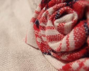 Spilla da giacca in tessuto rosso di lana tartan scozzese, Spilla da cappotto in tessuto rosso, Spilla da bavero a forma di fiore