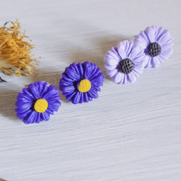 Orecchini Margherita in argilla polimerica. Piccoli Orecchini per tutti i giorni. Mini Orecchini a fiore