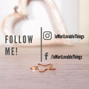 Pu&ograve; includere: Una superficie di legno con una graffetta a forma di stella dorata. Il testo "FOLLOW ME!" &egrave; sul lato sinistro dell'immagine. Sul lato destro dell'immagine, il testo "laMariLovableThings" &egrave; accanto a un'icona di Instagram e un'icona di Facebook.