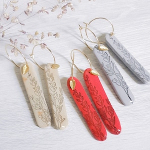 Robuste und leichte handbemalte Creolen mit Blumenmotiv. Creolen aus Ton. Handgefertigte Statement-Ohrringe