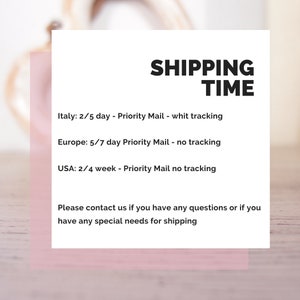 Pu&ograve; includere: Una grafica rosa e bianca con il testo "SHIPPING TIME" in nero. La grafica elenca i tempi e i metodi di spedizione per l'Italia, l'Europa e gli Stati Uniti. Il testo recita: "Italia: 2/5 giorni - Priority Mail - whit tracking", "Europa: 5/7 giorni Priority Mail - senza tracciamento", e "USA: 2/4 settimane - Priority Mail senza tracciamento". La grafica include anche il testo: "Contattaci se hai domande o se hai esigenze di spedizione speciali."