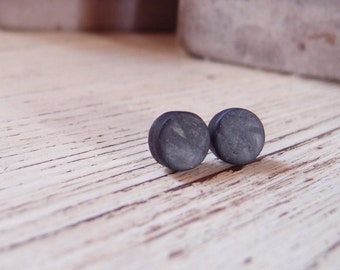 Orecchini regalo da uomo a bottone nero opaco. Regalo per fidanzato. Orecchini minimali. Orecchini maschili. Orecchini tribali.