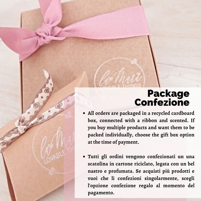 Pu&ograve; includere: Primo piano di una scatola di cartone marrone con un nastro rosa legato intorno. La scatola &egrave; etichettata con "lo mart lovable things" e "Package Confezione". Il testo sotto l'etichetta dice: "All orders are packaged in a recycled cardboard box, connected with a ribbon and scented. If you buy multiple products and want them to be packed individually, choose the gift box option at the time of payment." Il testo sotto quello dice: "Tutti gli ordini vengono confezionati un una scatolina in cartone riciclato, legata con un bel nastro e profumata. Se acquisti pi&ugrave; prodotti e vuoi che li confezioni singolarmente, scegli l'opzione confezione regalo al momento del pagamento."