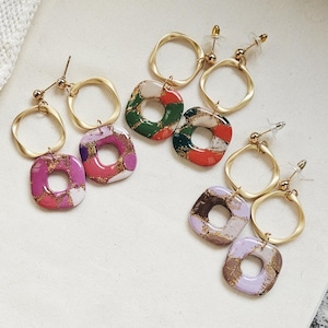 Orecchini pendenti in argilla design terrazzo stile libellula, Orecchini con toni di rosa, di blu, di verde, Orecchini statement boho