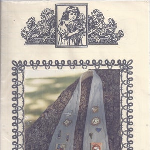 Puede incluir: Un patrón de manualidades vintage que presenta dos artículos de tela a cuadros azules adornados con varios alfileres y parches. Los artículos se muestran contra un fondo de tronco de árbol. El patrón incluye un borde decorativo y una ilustración floral.