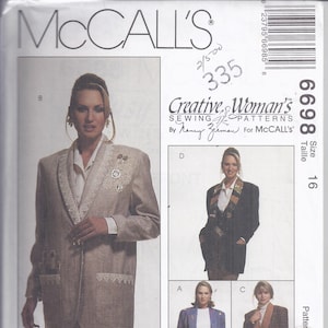 Puede incluir: Patrón de costura McCall's para blazer de mujer, con varios diseños. La portada muestra un modelo con una blazer beige con adornos decorativos y un traje pantalón a juego. La talla del patrón es 16.