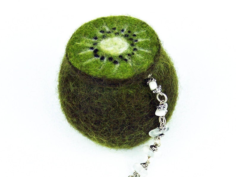 Schmuckdose Kiwi gefilzt.Geschenkbox Schmuck grün Bild 7