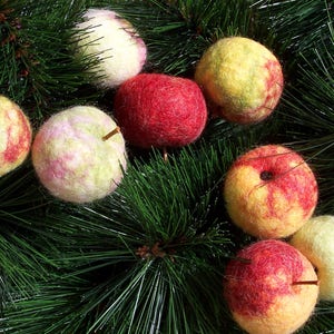 3x small felted apples, autumn decoration