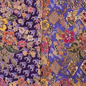Peut inclure: Un tissu présentant un motif divisé avec un fond violet foncé à gauche et un fond lavande plus clair à droite. Les deux côtés sont recouverts d'un motif floral dense et complexe avec des fleurs orange, jaunes, rouges et blanches.
