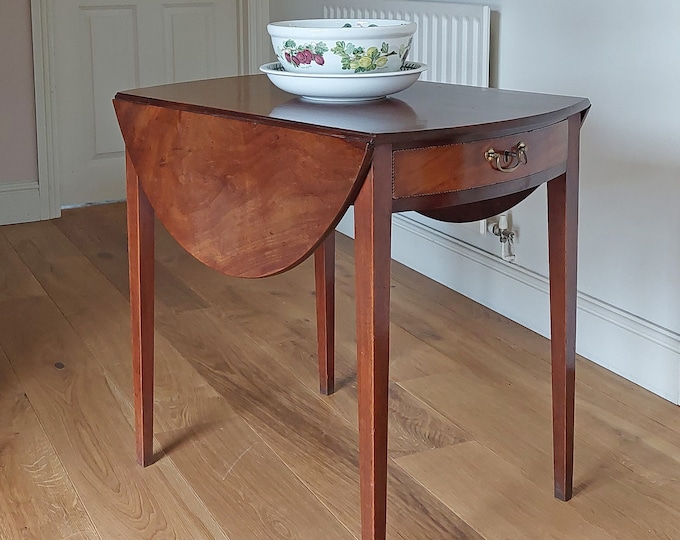 Late Georgian Mahogany Pembroke Table with Oval Top