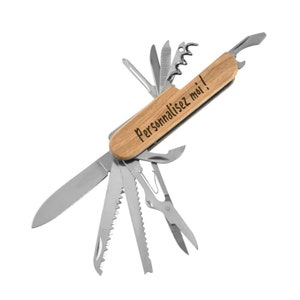 Peut inclure: Un couteau suisse multifonction avec un manche en bois. Le manche est gravé avec le texte "Personnalisez moi !". Le couteau possède une variété d'outils, dont une lame, une scie, un ouvre-bouteille et un tournevis.