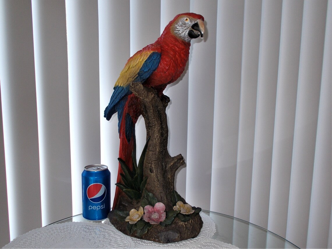 macaw parrot statue