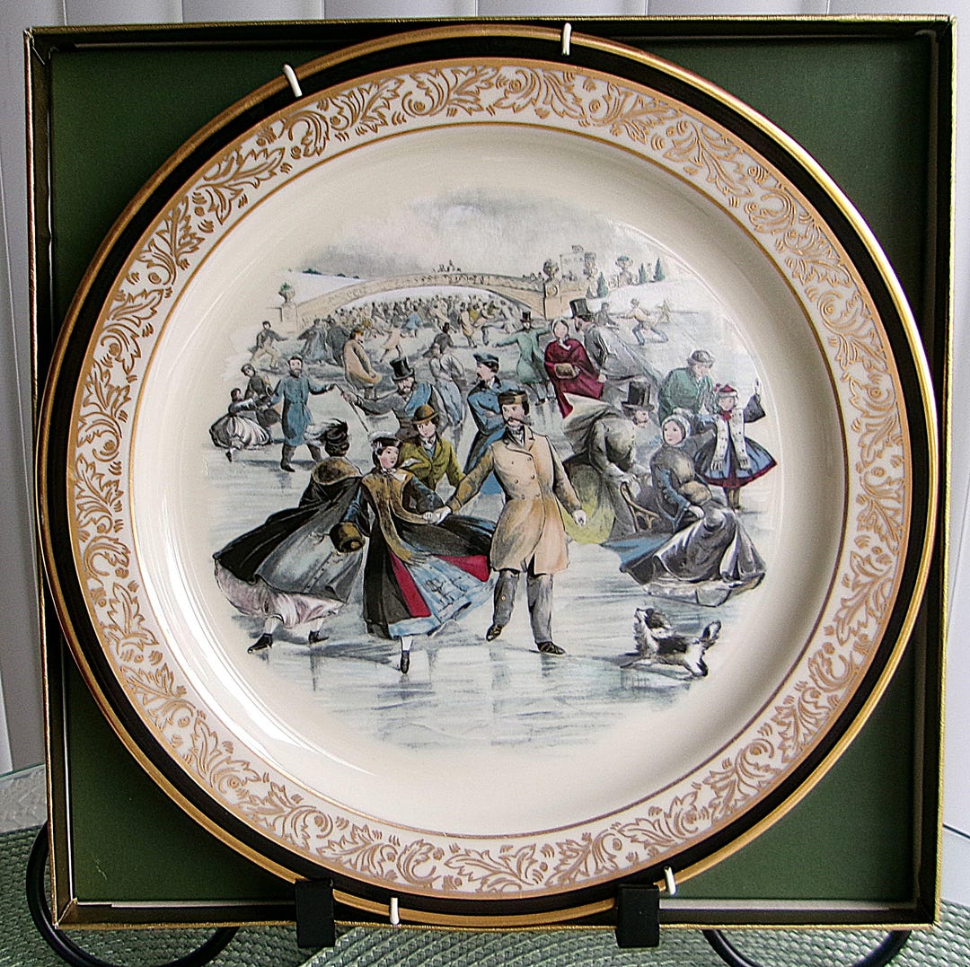 Piatto Da Collezione Lenox Annual Holiday 1992 - "Home For The Holidays" - Seconda Edizione Limitata In Porcellana Avorio Con Bordo Oro 24k