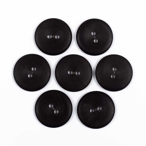 Horn buttons / size 11-50 mm. / 2 holes / Small buttons 11 mm. Large buttons 50 mm. / Black buttons / Natural buffalo horn button