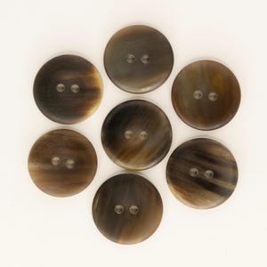 ホーンボタン / サイズ 11-50 mm / 2穴 / カーディガン、ブレザー、スーツ、スポーツコート、シャツ、ジャケット、セーター用ボタン