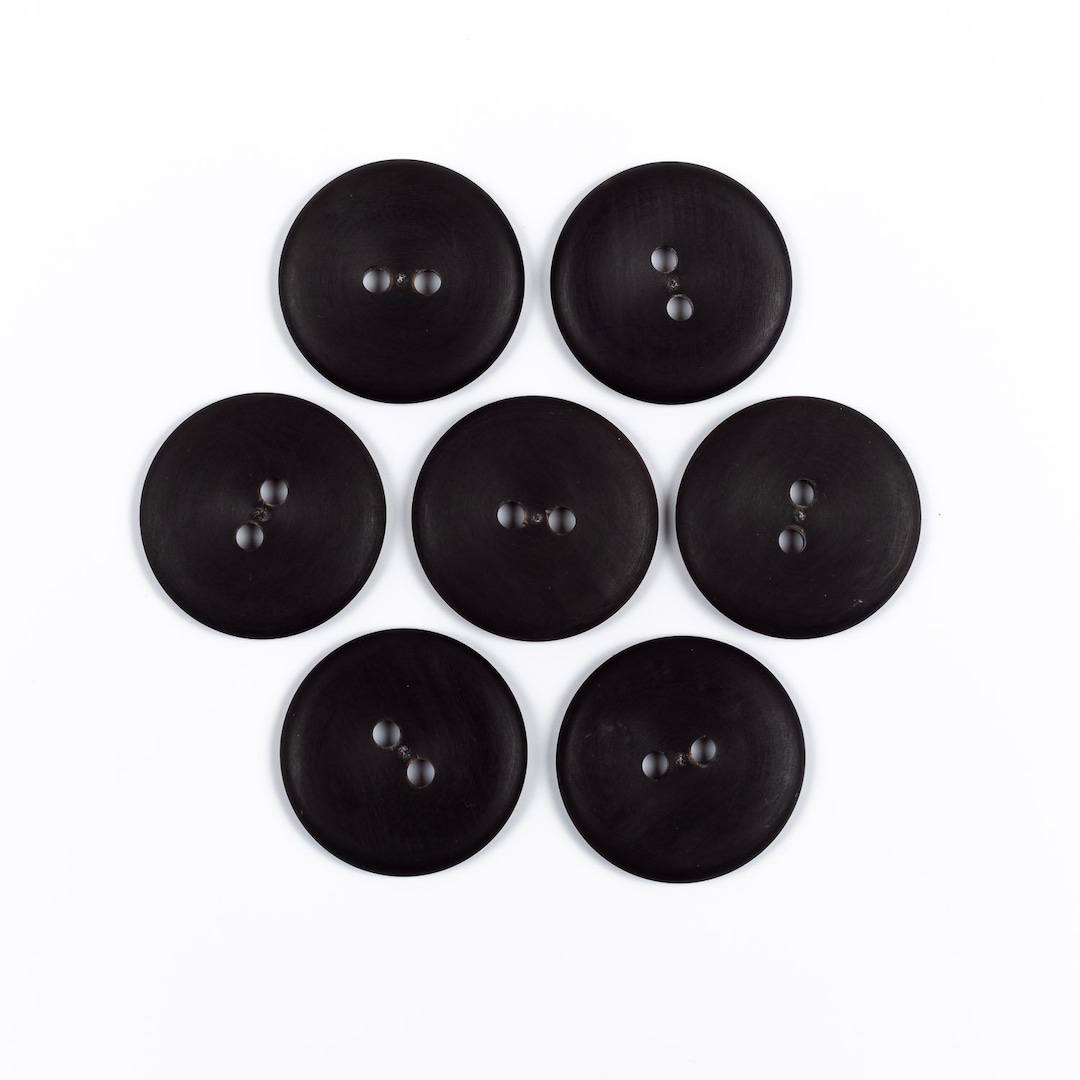 Horn Buttons / Size 1150 Mm. / 2 Holes / 7 Pcs. / Small Buttons 11 Mm