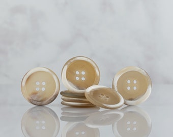 Boutons 10 mm, 15 mm, 20 mm, 23 mm, 25 m, 28 mm, parfaits pour les costumes, les chemises et les manteaux. Couleur beige, corne naturelle. Bouton fait main en véritable corne, pouces