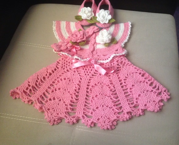 Conjunto de vestido zapato y diadema a crochet