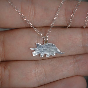 Colar de dinossauro, colar de triceratops prateado, delicado pingente de triceratops