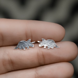 Pendientes de dinosaurio, pequeños pendientes de dinosaurio, pendientes de dinosaurio plateados, pendientes de triceratops